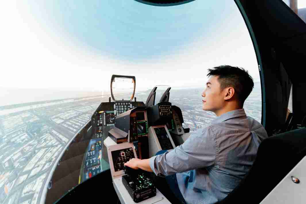 z6mg·人生就是博以P1.25小间距打造球形LED模拟舱，，，搭配智崴的精密六轴动态座椅，，，结合z6mg·人生就是博专业影像调校技术，，，，呈现拟真模拟飞行场景