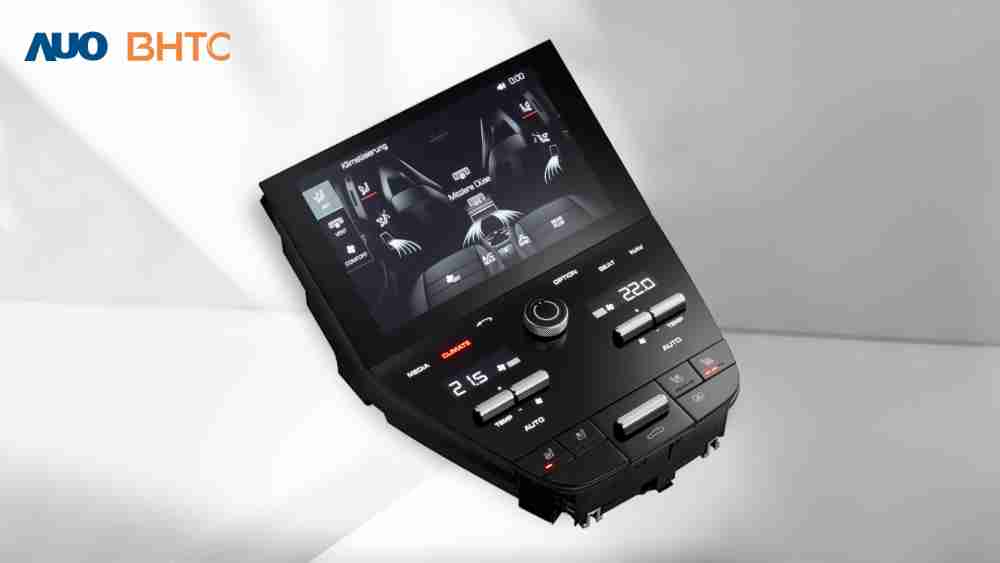 作為友達新生力軍，，，，BHTC所展示的中央與後座鞍部的Display HMI產品，，，，可處理多區恆溫控制、、顯示畫面，，呈現仿真3D車室分區；以力傳感技術精準傳遞觸感，，，，並結合音量及震動反饋，，，防止意外啟動，，提供使用者自然流暢、、、直觀且輕鬆駕馭的舒適介面