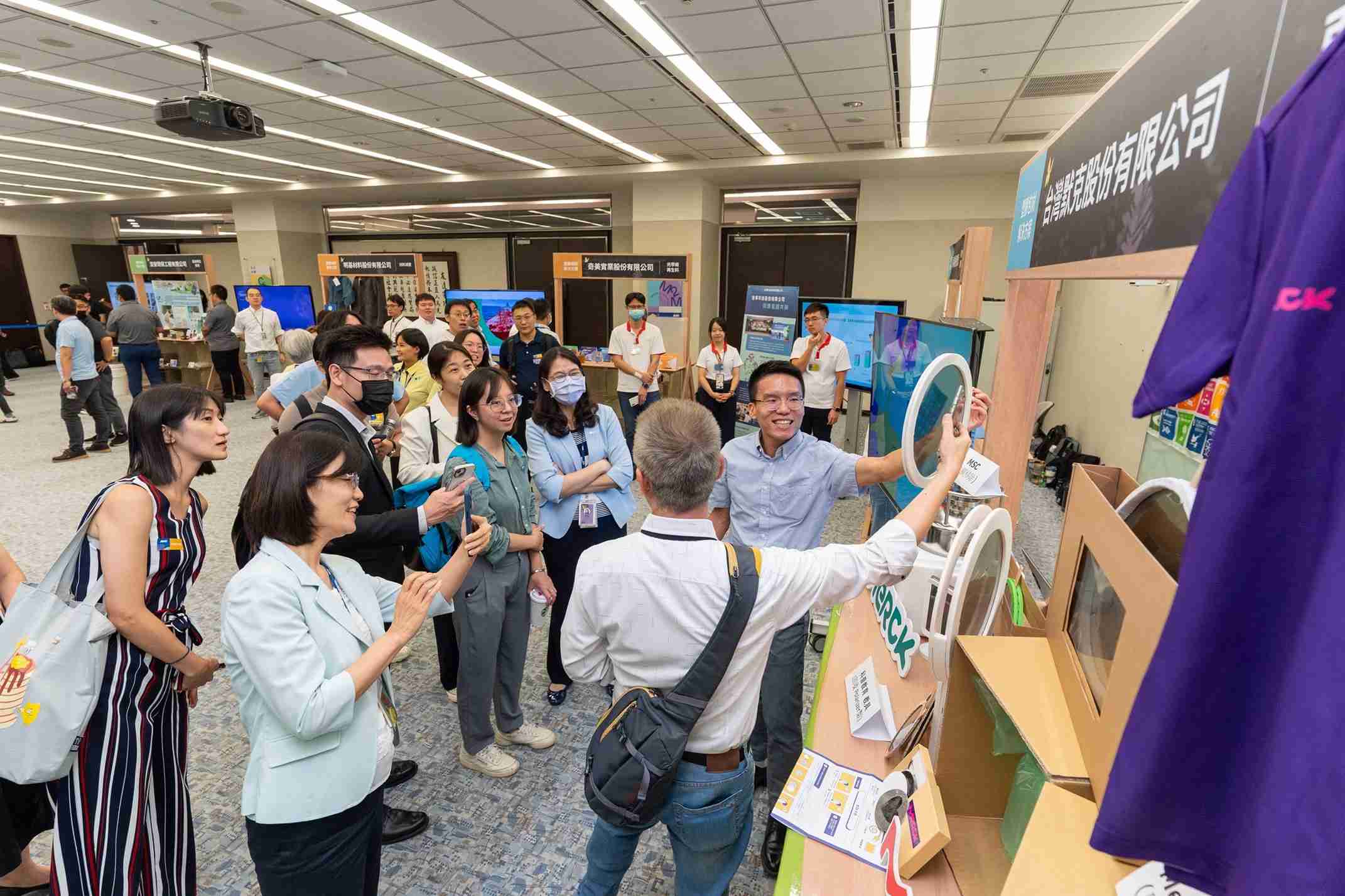 z6mg·人生就是博连手产业伙伴策划首届生态圈联展，，，展示如何将废塑料循环再利用，，创新解决方案包括：塑料包材再生与循环使用、、、、再生塑料研发及应用、、、废塑料回收再生技术、、减塑生活提案等