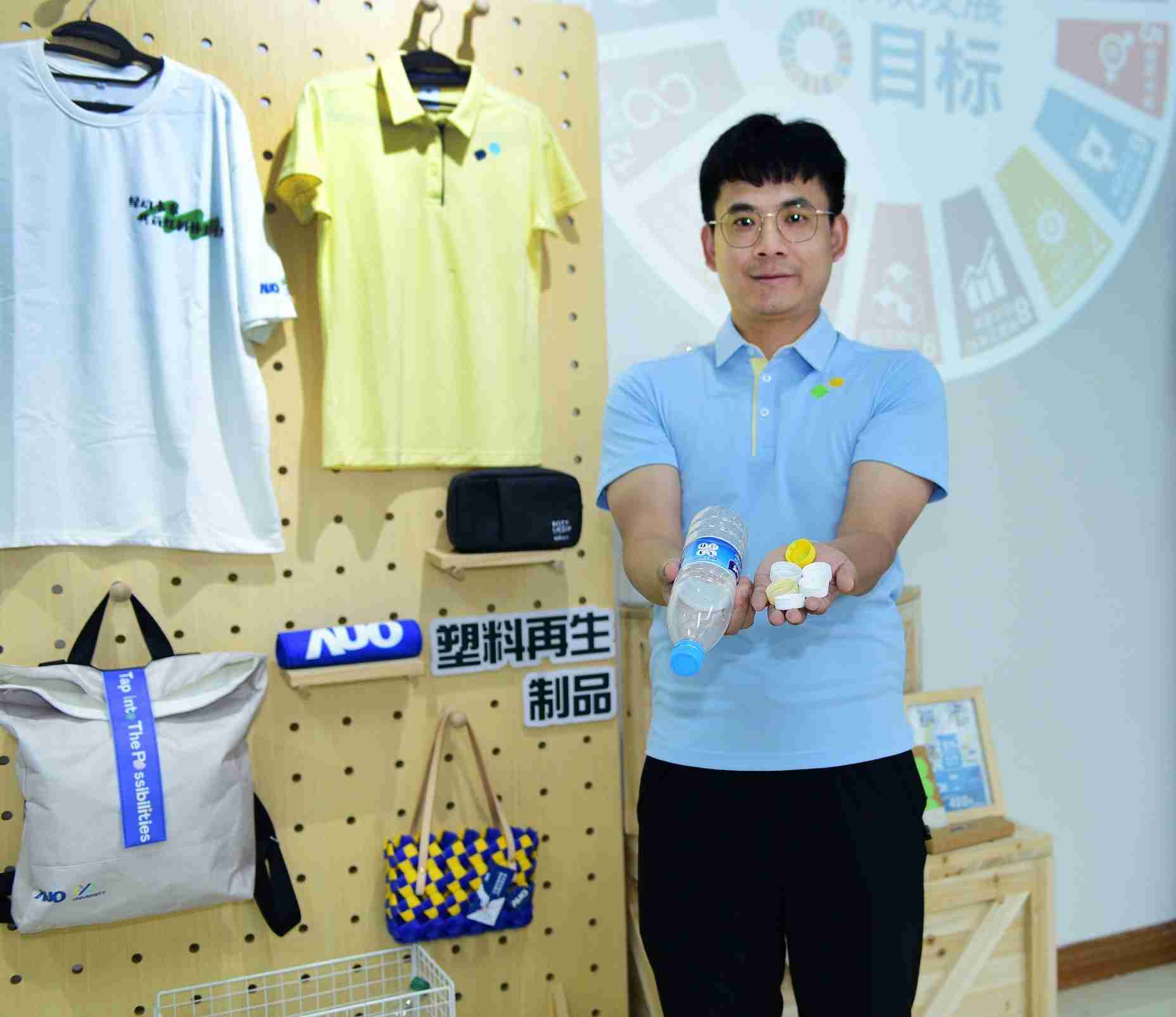 「2024智慧z6mg·人生就是博展」永续发展馆中，，，展示z6mg·人生就是博厦门驱动永续发展之成果，，，包含将厂内废弃物再制为实用物品，，，将永续发展理念深植于员工生活日常实践