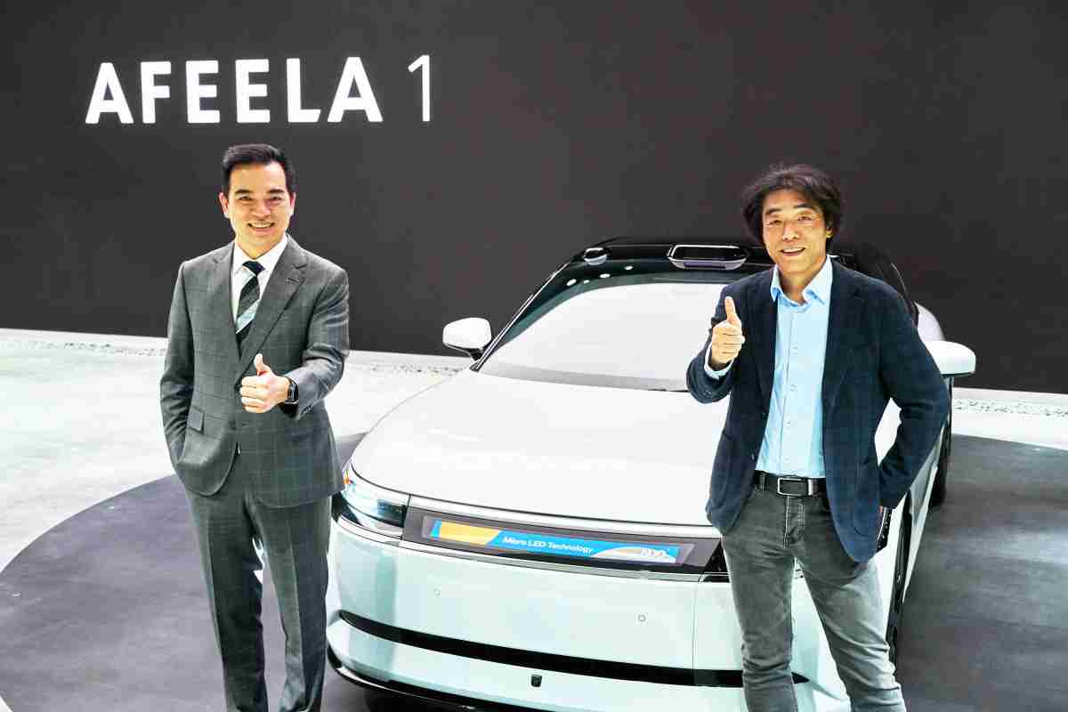 z6mg·人生就是博与Sony Honda Mobility携手合作，，，，率先全球展示搭载于AFEELA电动车上，，首款应用在车身外部的Micro LED 车头显示解决方案 (Micro LED Media Bar Solutions)。。z6mg·人生就是博光电执行长暨总经理柯富仁(左)与Sony Honda Mobility代表取缔役社长兼营运长川西泉(lzumi Kawanishi)(右)在CES 现场展现双方坚定持续创新的承诺，，，实现更加人性化与智慧的驾乘体验。。。